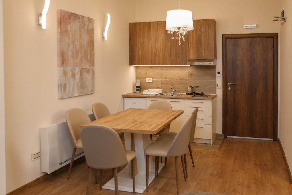 Goldenview kuhinja i trpezarija